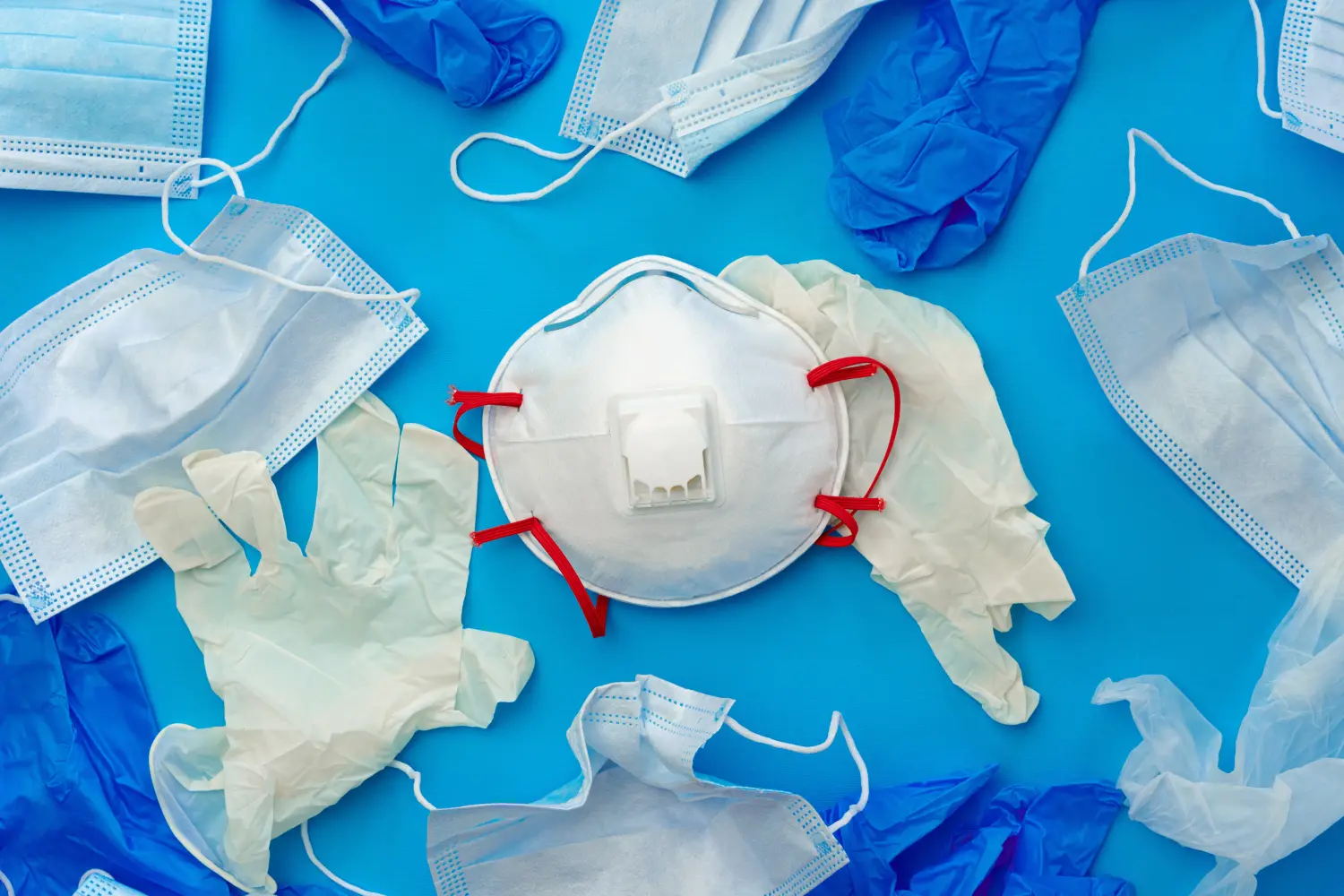 Schutzausrüstung, Masken und Handschuhe, auf blauem Hintergrund